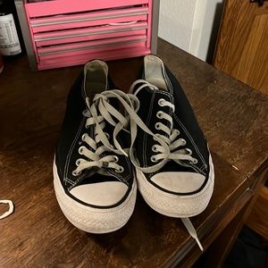 Black and white low top converse